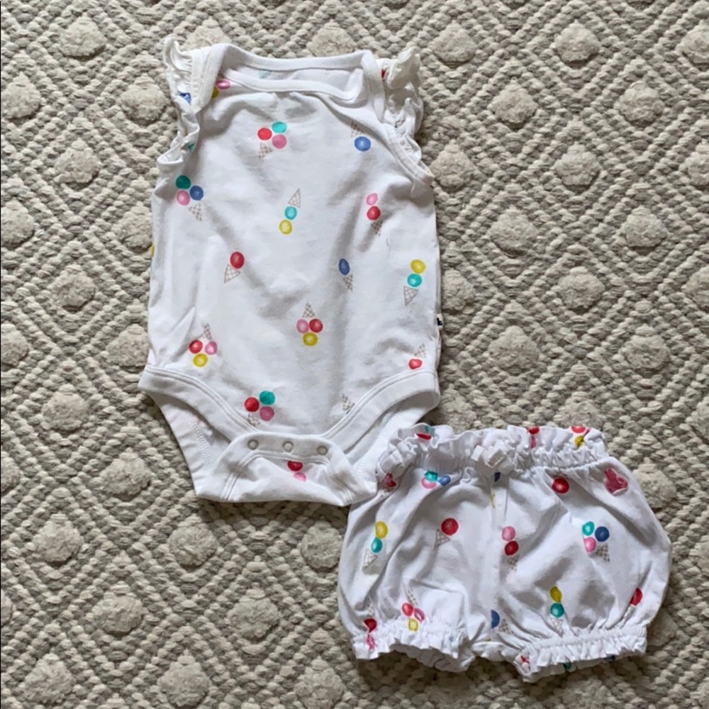 Baby Gap - Matching bodysuit and bubble short set